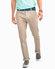 Load image into Gallery viewer, SOUTHERN TIDE - CHANNEL MARKER CHINO PANT - SANDSTONE KHAKI
